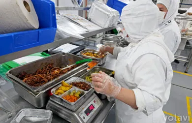 Preparación de la comida que se sirve en los aviones en la cocina caliente de GCG en Bogotá.