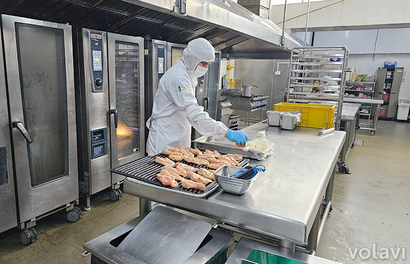 En la cocina caliente se preparan las proteínas y demás elementos que requieren cocción.