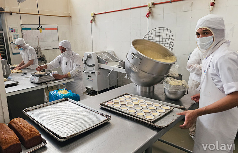 En la zona de pastelería y repostería se elaboran tortas, panes y postres que se sirven en vuelo.