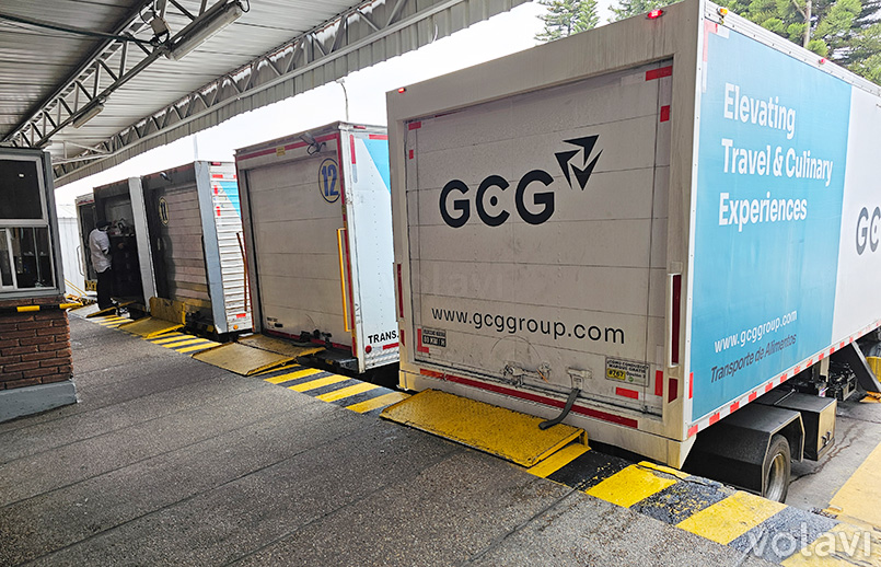 Vehículos encargados de transportar los trolleys hasta el aeropuerto para subir los alimentos y bebidas a los aviones.