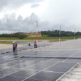 Instalación del sistema de paneles solares en el Aeropuerto Palonegro de Bucaramanga.