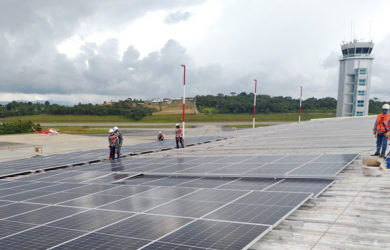 Instalación del sistema de paneles solares en el Aeropuerto Palonegro de Bucaramanga.