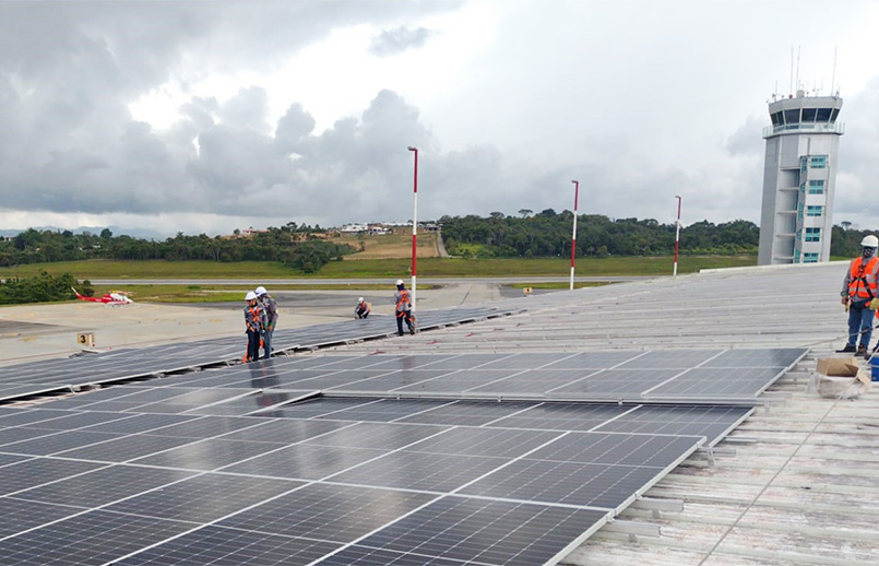 Instalación del sistema de paneles solares en el Aeropuerto Palonegro de Bucaramanga.