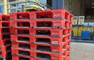 Nuevos pallets de plástico reciclado de LATAM Airlines Cargo en Chile.