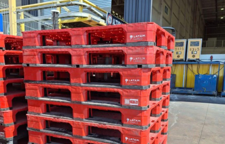 Nuevos pallets de plástico reciclado de LATAM Airlines Cargo en Chile.