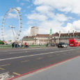 Vista del "London Eye" desde el Puente de Westminster" en Londres, Inglaterra.