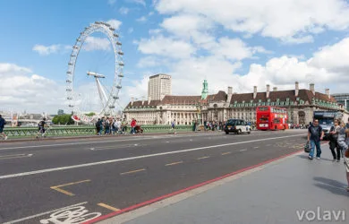 Vista del "London Eye" desde el Puente de Westminster" en Londres, Inglaterra.