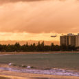 Aterrizaje durante el atardecer en el Aeropuerto Luis Muñoz Marín de San Juan, Puerto Rico.