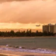 Aterrizaje durante el atardecer en el Aeropuerto Luis Muñoz Marín de San Juan, Puerto Rico.