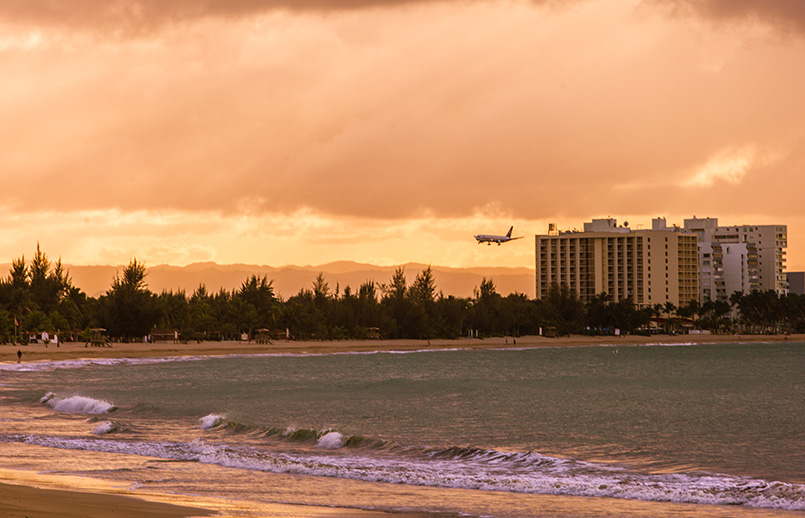 Aterrizaje durante el atardecer en el Aeropuerto Luis Muñoz Marín de San Juan, Puerto Rico.