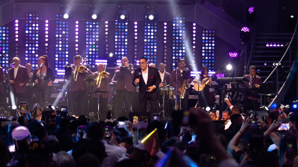 Cantante Gilberto Santa Rosa durante una presentación en Puerto Rico - Créditos: Discover Puerto Rico