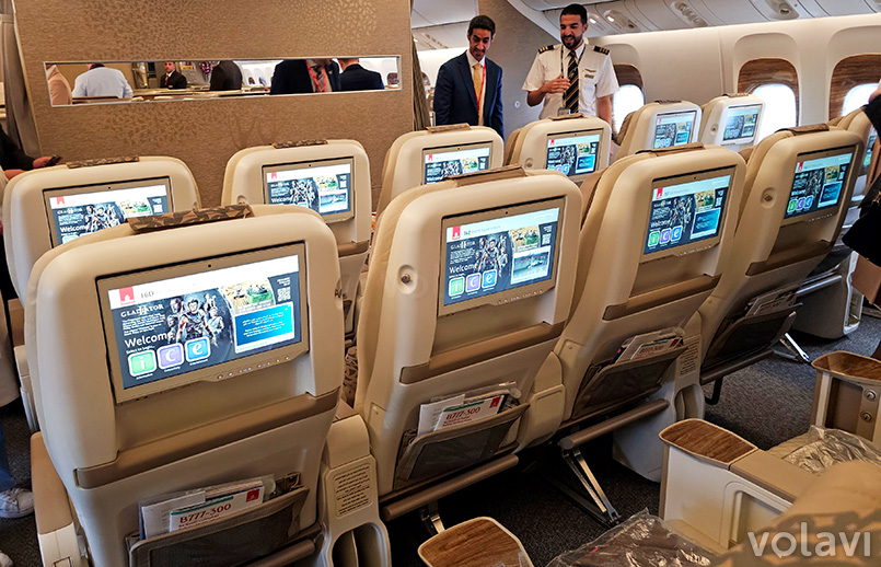 Sistema de entretenimiento en la Premium Economy del Boeing 777-300 de Emirates.