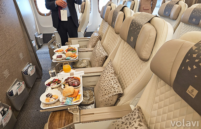 Servicio de alimentos y bebidas a bordo del Boeing 777-300 de Emirates en su ruta a Bogotá.