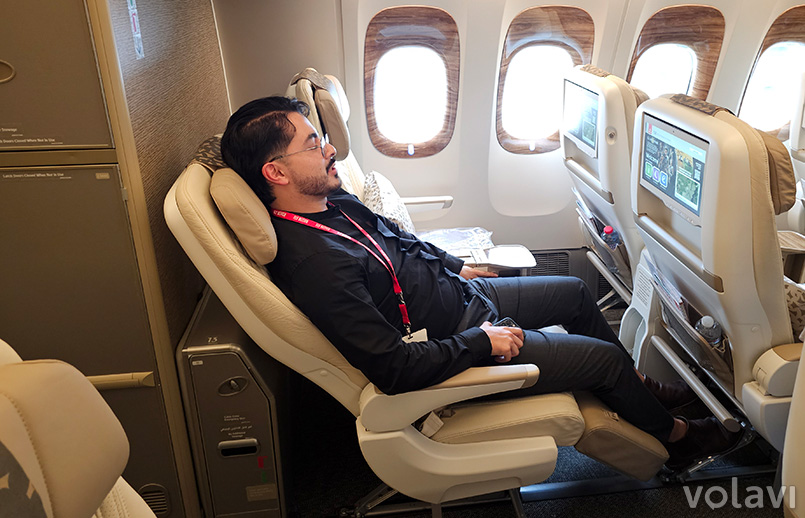 Reclinación de la silla en la Premium Economy de Emirates en sus vuelos desde y hacia Colombia.