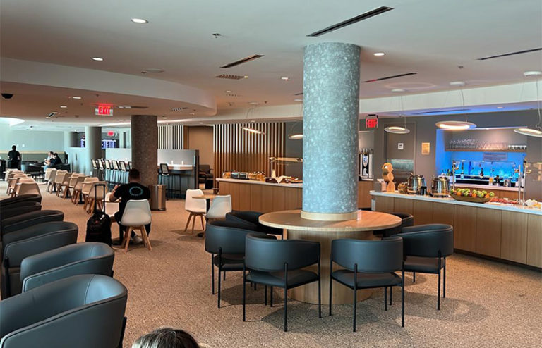 Espacio principal de la nueva Sala VIP de Avianca en Miami.