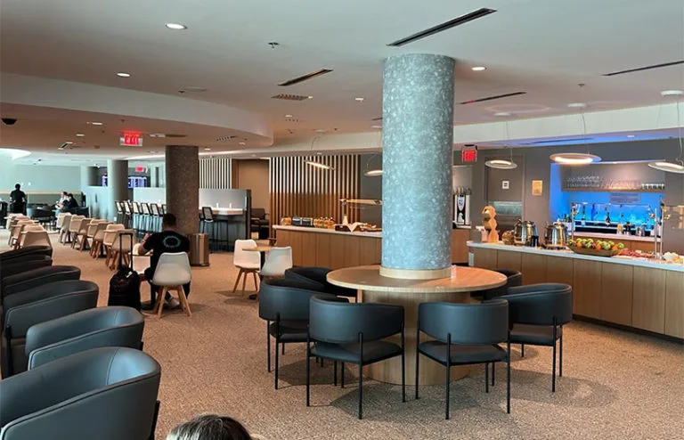 Espacio principal de la nueva Sala VIP de Avianca en Miami.