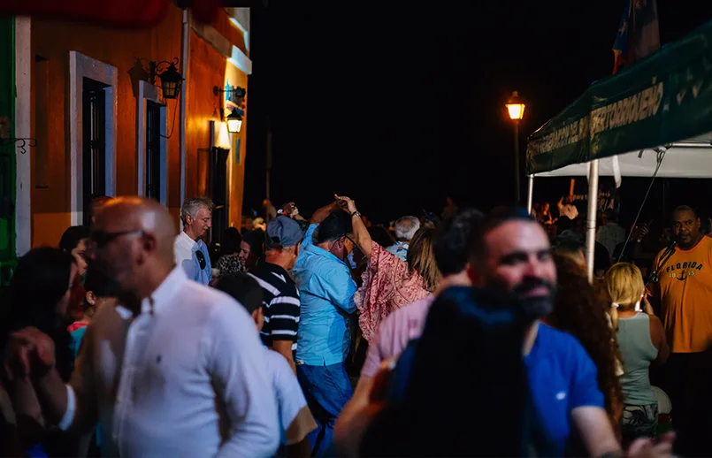 Turistas y locales bailando en las calles del Viejo San Juan - Créditos: Discover Puerto Rico. Turistas y locales bailando en las calles del Viejo San Juan - Créditos: Discover Puerto Rico.