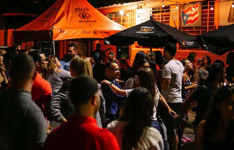 Grupo de personas bailando en el Viejo San Juan, Puerto Rico – Créditos: Discover Puerto Rico. Grupo de personas bailando en el Viejo San Juan, Puerto Rico – Créditos: Discover Puerto Rico.