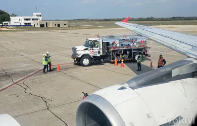 Carga de combustible en el primer vuelo de LATAM Airlines, entre Barranquilla y Bogotá, que incorpora 1% de combustible sostenible.