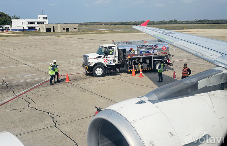 Carga de combustible en el primer vuelo de LATAM Airlines, entre Barranquilla y Bogotá, que incorpora 1% de combustible sostenible.