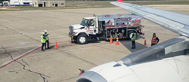 IATA advierte que combustible sigue bajo presión por exportaciones, inventarios y logística Carga de combustible en el primer vuelo de LATAM Airlines, entre Barranquilla y Bogotá, que incorpora 1% de combustible sostenible.