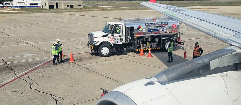 IATA advierte que combustible sigue bajo presión por exportaciones, inventarios y logística Carga de combustible en el primer vuelo de LATAM Airlines, entre Barranquilla y Bogotá, que incorpora 1% de combustible sostenible.