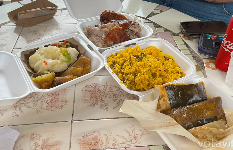 Lechón acompañado de yuca, plátano, arroz y pastel.