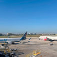 Aviones de Amazon Air y Avianca Cargo en la terminal de carga del Aeropuerto Internacional de Miami.
