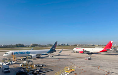Aviones de Amazon Air y Avianca Cargo en la terminal de carga del Aeropuerto Internacional de Miami.