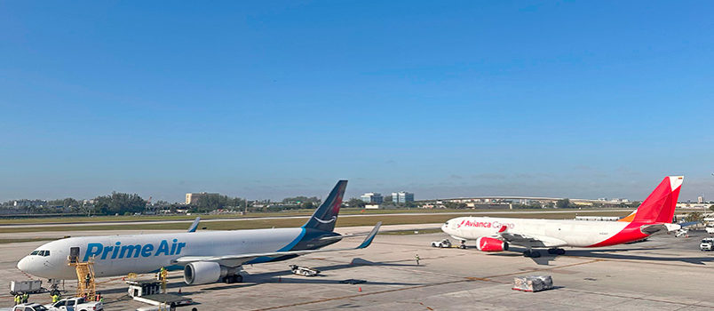 Aviones de Amazon Air y Avianca Cargo en la terminal de carga del Aeropuerto Internacional de Miami.