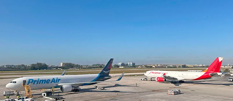 Aviones de Amazon Air y Avianca Cargo en la terminal de carga del Aeropuerto Internacional de Miami.