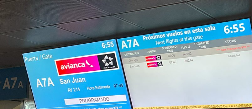 Pantallas de la sala A7-A en el Aeropuerto Internacional El Dorado anunciando el vuelo a San Juan.