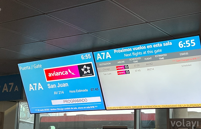 Pantallas de la sala A7-A en el Aeropuerto Internacional El Dorado anunciando el vuelo a San Juan. Pantallas de la sala A7-A en el Aeropuerto Internacional El Dorado anunciando el vuelo a San Juan.