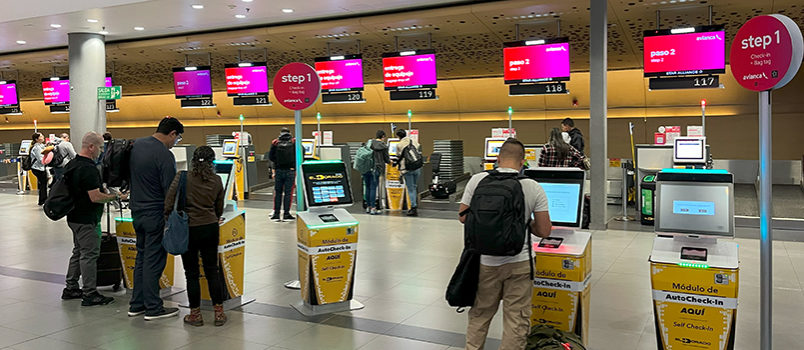 Módulos de autoservicio para registro de equipaje de bodega en Avianca.