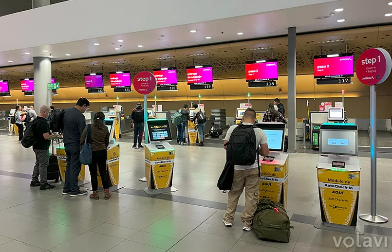 Módulos de autoservicio para registro de equipaje de bodega en Avianca.