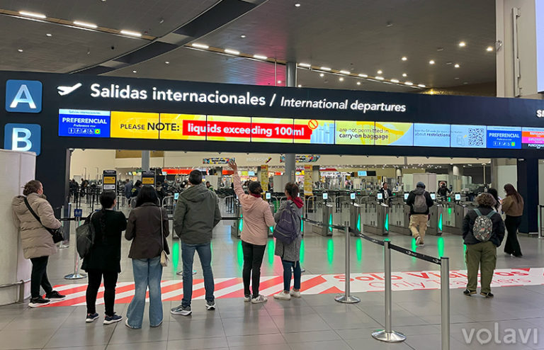 Área de salidas internacionales Aeropuerto Internacional El Dorado de Bogotá.