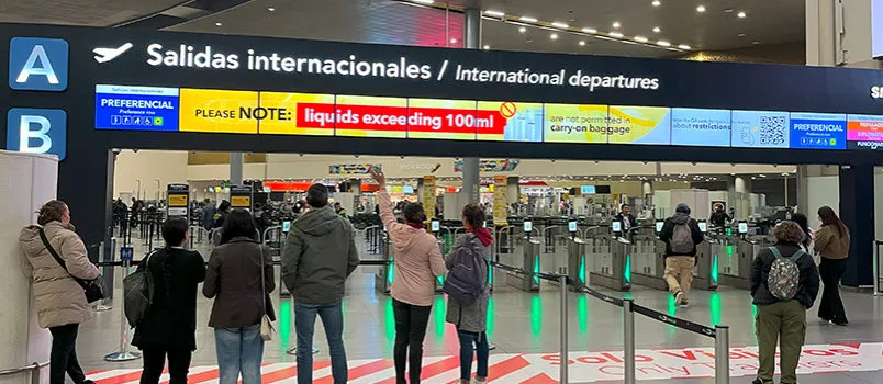 Viajes de colombianos al exterior han cambiado en 2025 Área de salidas internacionales Aeropuerto Internacional El Dorado de Bogotá.