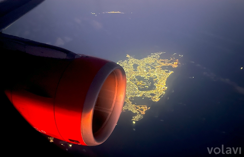 Airbus A320 sobrevolando la isla de Curazao. Airbus A320 sobrevolando la isla de Curazao.