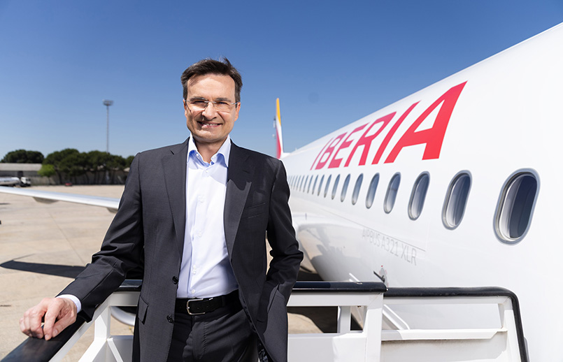 Marco Sansavini, CEO de Iberia junto al Airbus A321XLR. Marco Sansavini, CEO de Iberia junto al Airbus A321XLR.