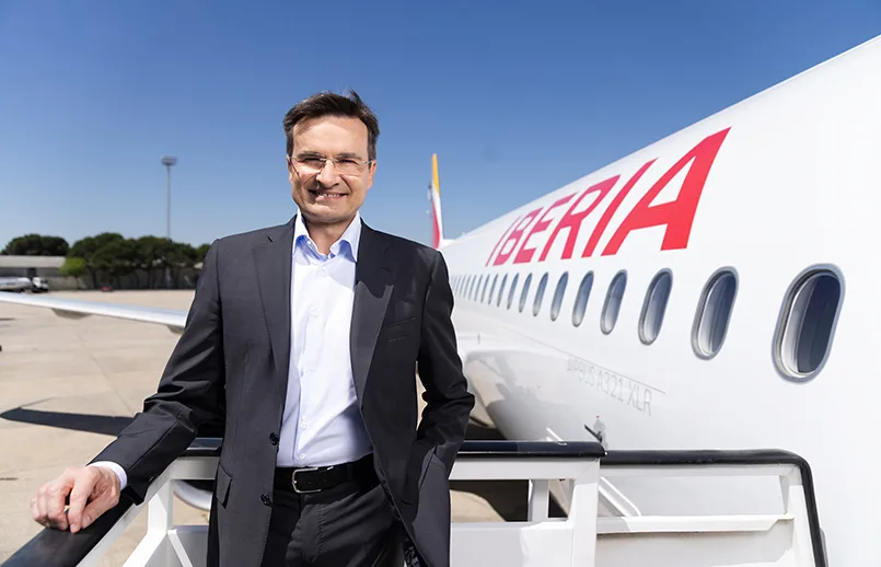 Marco Sansavini, CEO de Iberia junto al Airbus A321XLR.