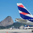 Vista del Aeropuerto Santos Dumont de Río de Janeiro, Brasil, con un Airbus A320 de LATAM Airlines a la vista.