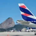Vista del Aeropuerto Santos Dumont de Río de Janeiro, Brasil, con un Airbus A320 de LATAM Airlines a la vista.