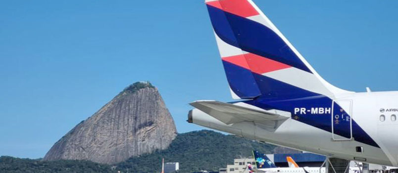 Vista del Aeropuerto Santos Dumont de Río de Janeiro, Brasil, con un Airbus A320 de LATAM Airlines a la vista.