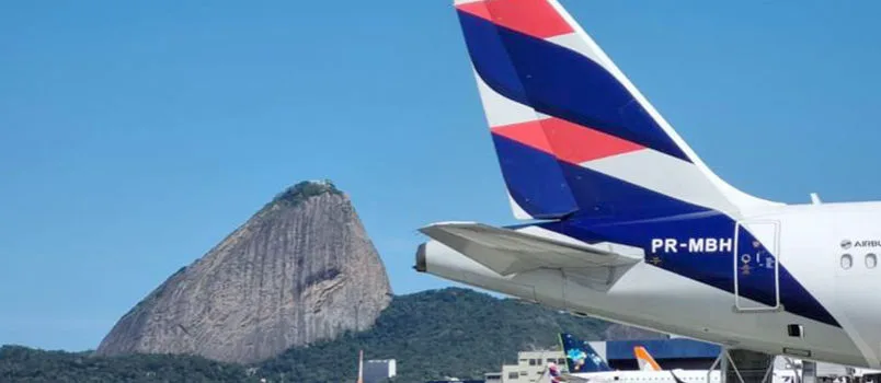 Vista del Aeropuerto Santos Dumont de Río de Janeiro, Brasil, con un Airbus A320 de LATAM Airlines a la vista.