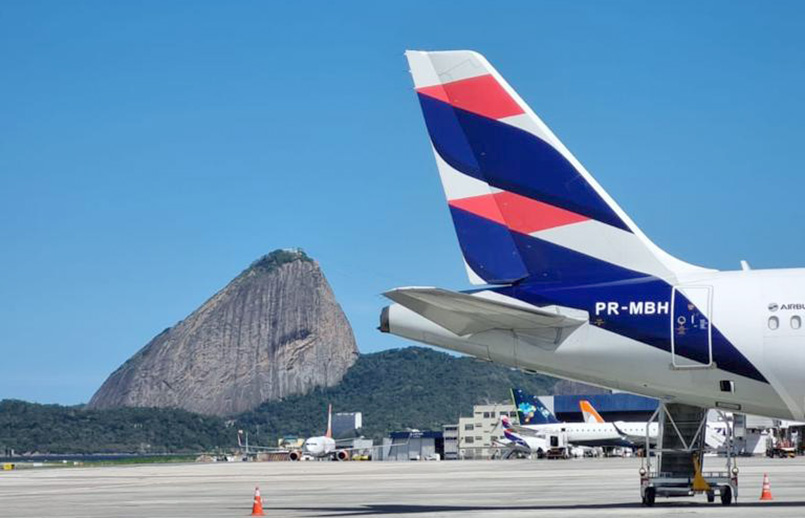 Vista del Aeropuerto Santos Dumont de Río de Janeiro, Brasil, con un Airbus A320 de LATAM Airlines a la vista.