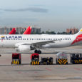 Airbus A320 de LATAM Airlines con esquema de pintura de Colombia en Bogotá.