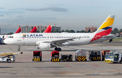 Airbus A320 de LATAM Airlines con esquema de pintura de Colombia en Bogotá.