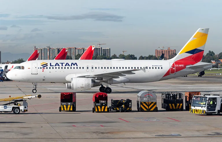 Airbus A320 de LATAM Airlines con esquema de pintura de Colombia en Bogotá.