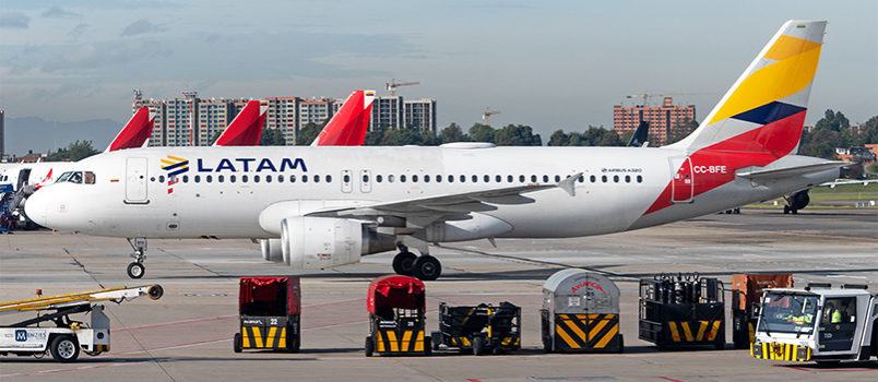 Airbus A320 de LATAM Airlines con esquema de pintura de Colombia en Bogotá.