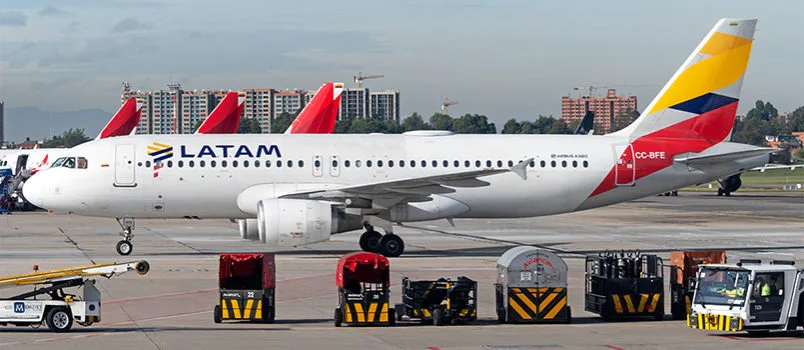 Airbus A320 de LATAM Airlines con esquema de pintura de Colombia en Bogotá.
